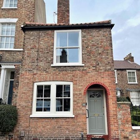 The Old Carriage House Villa York Exterior photo